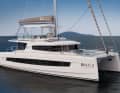 Viele Fenster, hohe Rümpfe und obendrauf eine Flybridge mit Bimini. Der Bali 5.8 ist sehr konsequent auf Volumen und Luxus gebürstet.