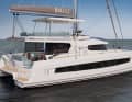 Assez haut. Le flybridge et le bimini ont besoin de place. La grand-voile est amarrée à une hauteur élevée.