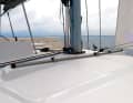 Le foc auto-vireur facilite les manœuvres. La voile d'avant reste cependant petite et manque de puissance par vent faible.