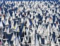 Knapp 2.000 Segelboote, da bleibt kaum Wasser auf dem Bild übrig.