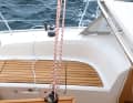 Bavaria Cruiser 33 : le palan d'écoute de grand-voile est fixé à un étrier sur la table de cockpit et y est parfaitement accessible, une excellente solution pour une manipulation facile.