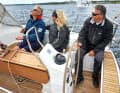 Bavaria Cruiser 33: Der Steuermann sitzt entspannt und hat genügend Freiraum, um das Rad zwischen die Beine zu nehmen. Die Genuawinsch bleibt für ihn erreichbar. Aber auch die Crew kurbelt gut und mit Sicht ins Segel