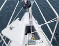 Bavaria Cruiser 33: Der Ankerkasten ist tief genug, damit die Kette gut fällt. Der Bugkorb ragt nach vorn heraus und dient damit auch als sichere Festhaltemöglichkeit, wenn man auf den Steg oder an Bord übersteigen will