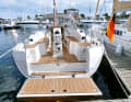 Bavaria Cruiser 33: nonostante una poppa solo moderatamente larga (3,09 metri al bordo superiore), il Bavaria offre la piattaforma da bagno più grande, con un meccanismo di ripiegamento esemplare. Tuttavia, la scala da bagno è riposta nel gavone del pozzetto.