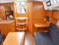 Bavaria Cruiser 33: The test boat is fitted with real teak veneers. Alternatively, oak or mahogany is also possible