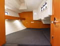 Bavaria Cruiser 33: The largest aft cabin in the comparison. The berth at shoulder height measures a full 1.80 metres. A small hatch to the cockpit provides fresh air at night. The side walkways create a pleasant, ship-like living ambience