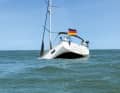 Die „Mrs. Jones“ sank im Juli nach Wassereinbruch im Bugbereich. Die Crew floh in die Rettungsinsel