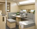 Im Standard wird das Boot mit hellem Eichenholz (Nordic Oak) ausgebaut. Aber es gibt Alternativen