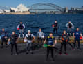Bild mit Seltenheitswert: Anna Barth vertritt Fahrer Erik Heil beim Fotoshooting mit den prominenten SailGP-Skippern