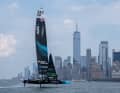 Das neuseeländische SailGP-Team unter der Leitung von Peter Burling und das australische SailGP-Team unter der Leitung von Tom Slingsby in Aktion am zweiten Renntag des Mubadala New York Sail Grand Prix in New York, USA