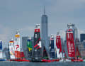 Die Flotte unter Führung des Emirates Great Britain SailGP Teams vor dem Canada SailGP Team und dem USA SailGP Team passiert am zweiten Renntag des Mubadala New York Sail Grand Prix in New York, USA, das One World Trade Center und die Skyline von New York City