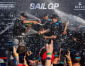 Peter Burling e il Team New Zealand festeggiano la vittoria al largo di Chicago