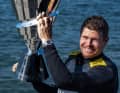 Tom Slingsby mit dem SailGP-Pokal