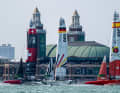 Die SailGP-Flotte vor Chicago beim Saisonauftakt