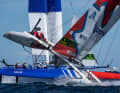 Das kanadische SailGP-Team mit Steuermann Phil Robertson kentert beinahe. Im Hintergrund das französische Team mit Steuermann Quentin Delapierre