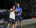 Armel Le Cléac'h e Sébastien Josse stappano insieme il tappo dello champagne al traguardo