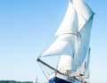 Par vent faible, le lourd "Belle Amie" est poussé par le plein gréement : voile volante, foc, grand-voile, besan et deux voiles de dessus.