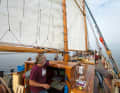 Vor dem Steuerstand mit guter Sicht über das Deck steht die Navigationshütte mit eigenem Niedergang