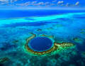 Das Great Blue Hole in Belize ist fast 125 Meter tief. Etwas für erfahrene Taucher