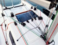 Toutes les lignes sont à portée de main, les taquets et les winchs sont correctement dimensionnés, le cordage Dyneema ne s'étire pratiquement pas.