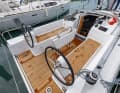 In the cockpit, the shipyard has followed a trend with two steering wheels, which are available as an extra, and the open stern with a half-height bathing platform