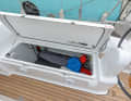 Back box: There is not only space in the most important storage compartment, it also offers compartments and shelves. Gas struts hold the lid in place