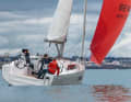 Der 70 Quadratmeter große Gennaker zieht die neue kleinste Oceanis von Beneteau auch bei wenig Wind mit flotter Fahrt durch die Atlantikdünung vor Les Sables d’Olonne