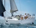 Schnörkelloser Standard: breites Heck, viele und große Fenster sowie ein geräumiges Cockpit. Das Boot ist konsequent auf ein Thema abgestimmt: Cruising