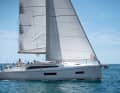 Oceanis 37.1: Weltmarktführer Beneteau schließt mit diesem Modell die vor fünf Jahren begonnene Erneuerung der gesamten Oceanis-Linie ab. Das Boot gleicht in den Rumpflinien der Jeanneau Sun Odyssey 370, hat aber ein anderes Deck und unterscheidet sich auch im Ausbau. Dank großer Breite und aufgekimmtem Vorschiff bietet die 37.1 in allen Kabinen viel Volumen und komfortable Kojenmaße. Mit dem First-Line-Rigg lässt sich gegen Aufpreis die karge Segeltragezahl anheben. Rumpflänge 10,99 m; Breite 3,92 m; Tiefgang 2,10 m; Gewicht 6,9 t;  Segelfläche 60 m2; STZ 4,1; Preis 215.980 Euro