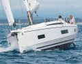 The upturn to the bow is unusually pronounced. Above all, this provides more living space below deck