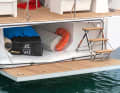 Capace: Un gommone di 2,40 metri può essere stivato longitudinalmente nel garage posteriore. Il lazzaretto è accessibile anche dal pozzetto come spazio di stivaggio.