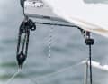 Dinghy mainsheet: An adjustable Dyneema triangle on the foot block serves as a traveller. The tackle is operated from the top of the boom
