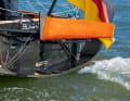Le bateau s'appuie sur sa combinaison de quille inclinable et pivotante grâce à des dérives qui ont entre-temps été transformées en foils.