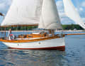The stern has an extreme overhang. The free-standing mast far forward is atypical