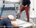 Handarbeit: Setzen, Bergen und Reffen der Segel findet am Mast und auf dem Vorschiff statt. Eine Leinenumlenkung ins Cockpit gibt es nicht