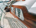 Eleganz: Teakholz und lackierte Mahagoniflächen dominieren die „Kleine Brise“ in optischer Hinsicht an Deck