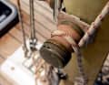 Etwas Komfort: Bronzewinschen mit Tufnoltrommeln und Einsteckkurbeln am Mast: damals durchaus gehobener Standard