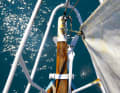 Grobe Ware: ein Bugkorb aus Eisen, parallele Teakstäbe und ein kurzer Bugspriet – als sich Yachten und Fischkutter noch ähnelten