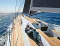 De l'extérieur, le taud de cockpit a la forme d'un banc, sur lequel il est très agréable de s'allonger ou de s'asseoir, en particulier lorsque le bateau gîte.
