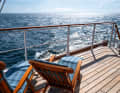 Liegestühle und gemütliche Lounge-Möbel stehen auf dem Sonnendeck bereit. Von hier lassen sich auch die Segelmanöver am besten verfolgen