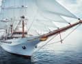 Stolzer Anblick: Als Galionsfigur ziert ein fünf Meter langer und 700 Kilogramm schwerer vergoldeter Steinadler aus Iroko-Holz den Steven der 138 Meter langen „Sea Cloud Spirit“