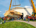 Il grande hangar è stato originariamente costruito per le idee di viaggio nello spazio del versatile proprietario.