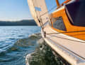 Low freeboard, no sea fence, plus good speed and agile behaviour: The dinghy cruiser conveys elementary sailing pleasure