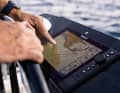 Der Zeus SR lässt sich per Multitouch oder über den Dreh-Drück-Knopf steuern, einen Joystick besitzt er nicht