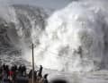 Monsterwellen als Touristen- und Surferattraktion in Nazaré, Portuga l Foto: AP Photo/Francisco Seco)