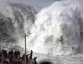 Monsterwellen als Touristen- und Surferattraktion in Nazaré, Portugal