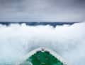 Ein Schiff kracht im Southern Ocean auf eine gewaltige Welle