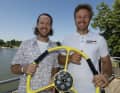 Steuermann Erik Heil und der viermalige Formel-1-Weltmeister Sebastian Vettel mit dem symbolträchtigen gelben Steuerrad für die deutsche Premiere im SailGP