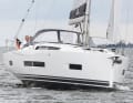 A bold, but also very modern design language. The view from the front emphasises the strong hull indentation towards the waterline