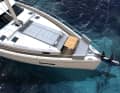 Exciting option. The foredeck can be supplemented with a flexible dinette. The table and cushions have room in the large sail locker in the bow